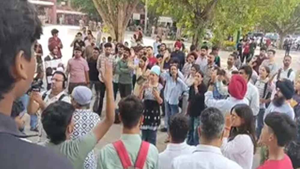 Punjab University छात्रा मौत मामला: भाई को नौकरी, परिवार को ₹21 लाख मुआवजा देने का ऐलान