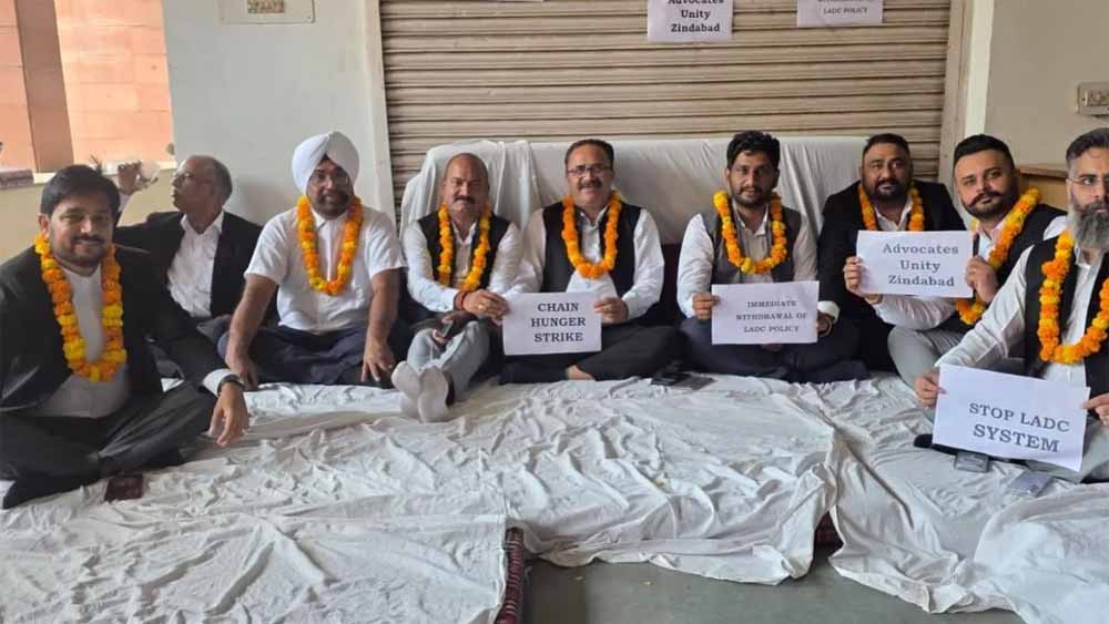 LADC सिस्टम के विरोध में चंडीगढ़ जिला अदालत के वकीलों की भूख हड़ताल, न्यायिक व्यवस्था पर उठाए सवाल