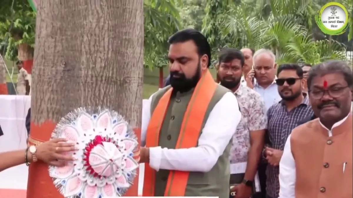 रक्षाबंधन पर CM सम्राट चौधरी ने पेड़ को बांधी राखी, पर्यावरण संरक्षण का दिया संदेश