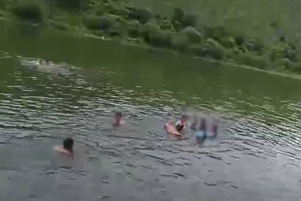 स्कूल की लड़कियों संग पिकनिक पर गया प्रिंसिपल, डैम में बिना कपड़ों के नहाते VIDEO वायरल; मचा हड़कंप