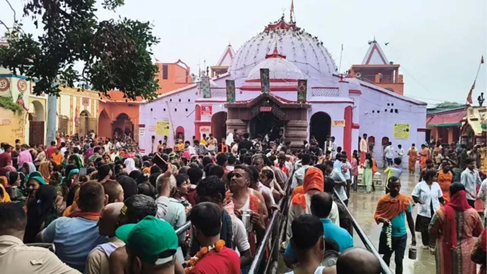 सावन की पहली सोमवारी पर पटना के शिवालयों में उमड़ी श्रद्धालुओं की भीड़