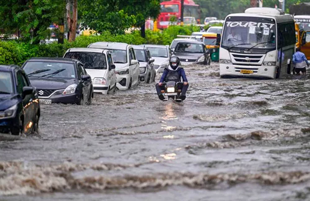 गुरुग्राम में भारी बारिश से हालात बिगड़े, जलभराव के बीच जारी हुई वर्क फ्रॉम होम एडवाइजरी