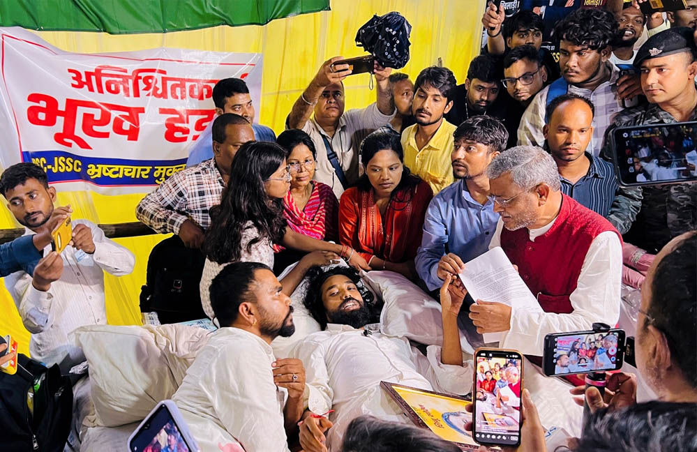 झारखंड के आंदोलनकारी छात्रों की नई मांग, बोले- CM से सीधे होगी बातचीत, मीडिया भी रहे मौजूद