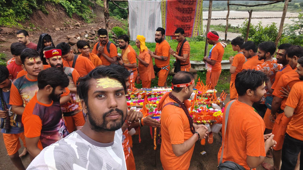 ग्राम निगहरी से निकली कांवड़ यात्रा, नर्मदा तट मालपुर से जल लेकर कासिया धाम में करेंगे भोलेनाथ का जलाभिषेक