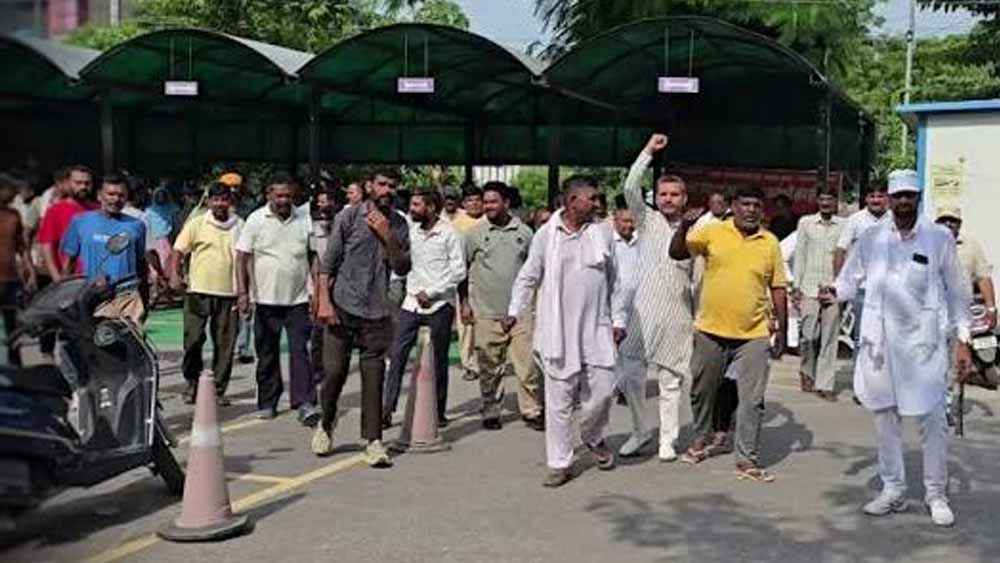 सिरसा नगर परिषद पर जड़ा ताला, सफाई कर्मचारियों को हिरासत में लेने पर भड़का गुस्सा