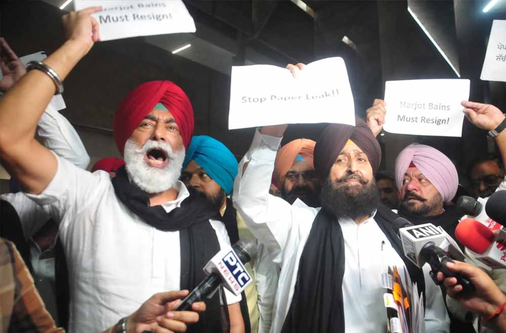 पंजाब विधानसभा के मानसून सत्र में चौथे दिन हंगामा, बरगाड़ी-बहबल कलां मामले पर विपक्ष का जोरदार प्रदर्शन