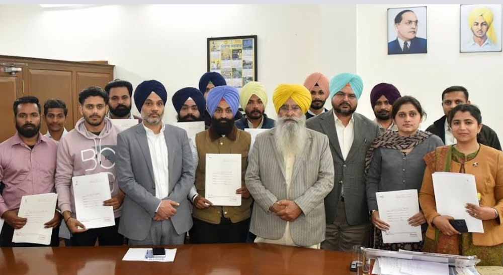 पंजाब के मंत्री गुरमीत खुड्डियां ने चार युवाओं को सौंपे सरकारी नौकरी के नियुक्ति पत्र