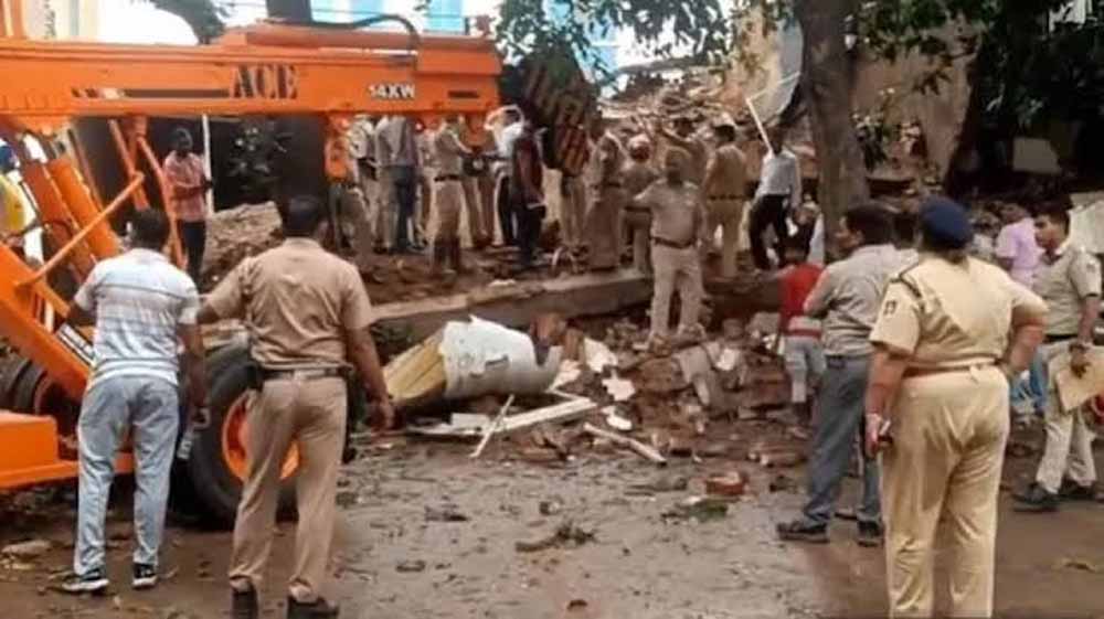 चंडीगढ़ में जर्जर इमारत ढही, मलबे में दबकर दो कारोबारियों की दर्दनाक मौत