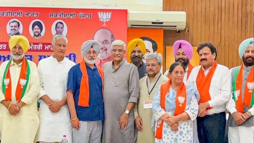 Punjab BJP में मचा सियासी घमासान, कांग्रेस के बाद अब इस्तीफों की लगी झड़ी