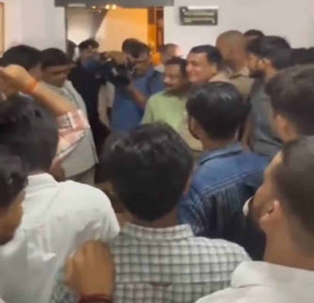 PU में फीस बढ़ोतरी पर छात्रों का बड़ा प्रदर्शन, सभी गेट बंद कर VC कार्यालय के बाहर धरना