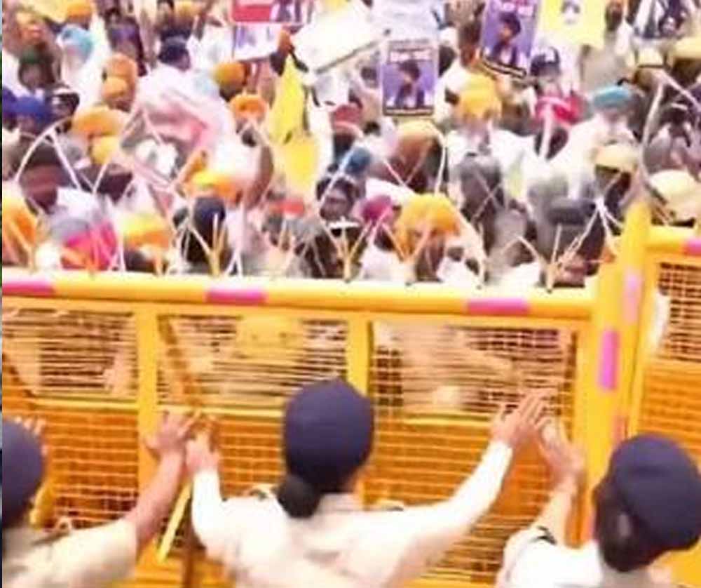 चंडीगढ़ में AAP नेताओं-कार्यकर्ताओं की पुलिस से झड़प, वॉटर कैनन चलाकर किया तितर-बितर