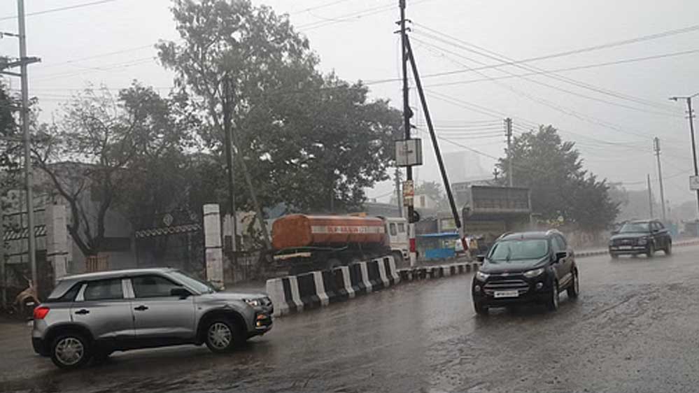 Punjab Weather: पठानकोट में तेज बारिश से सड़कें जलमग्न, कई शहरों में आज भी बरसेंगे बादल