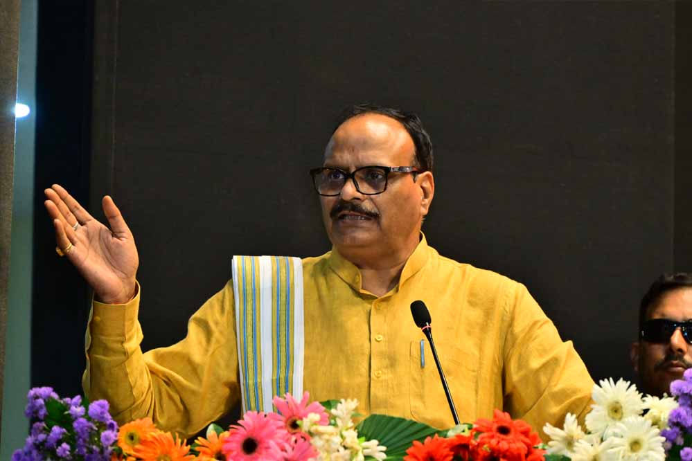 सुरक्षा मानकों के साथ आतिशबाजी कारोबार को बढ़ावा देना सरकार की प्राथमिकता : ब्रजेश पाठक