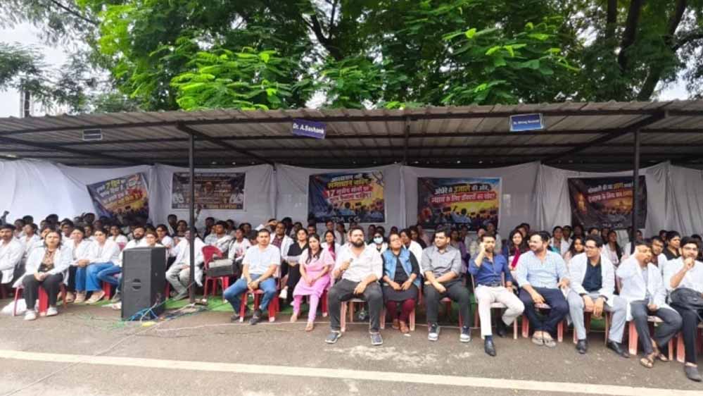 स्टाइपेंड 26% बढ़ा, फिर भी हड़ताल जारी; रायपुर में जूनियर डॉक्टरों की OPD ठप