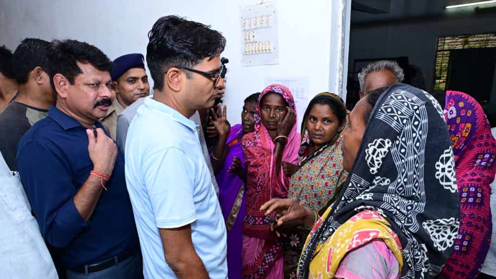 बाढ़ की मुश्किल घड़ी में अपनों के बीच पहुंचे वित्त मंत्री ओ.पी. चौधरी