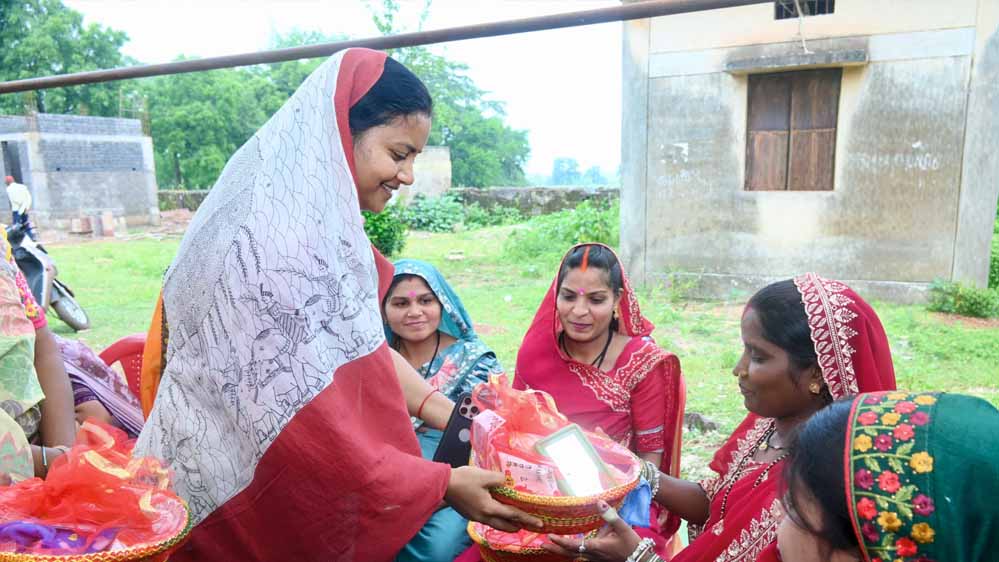 मंत्री  लक्ष्मी राजवाड़े ने आंगनबाड़ी केंद्रों में बच्चों को कराया न्योता भोज, माताओं को भेंट किए मुनगा के पौधे