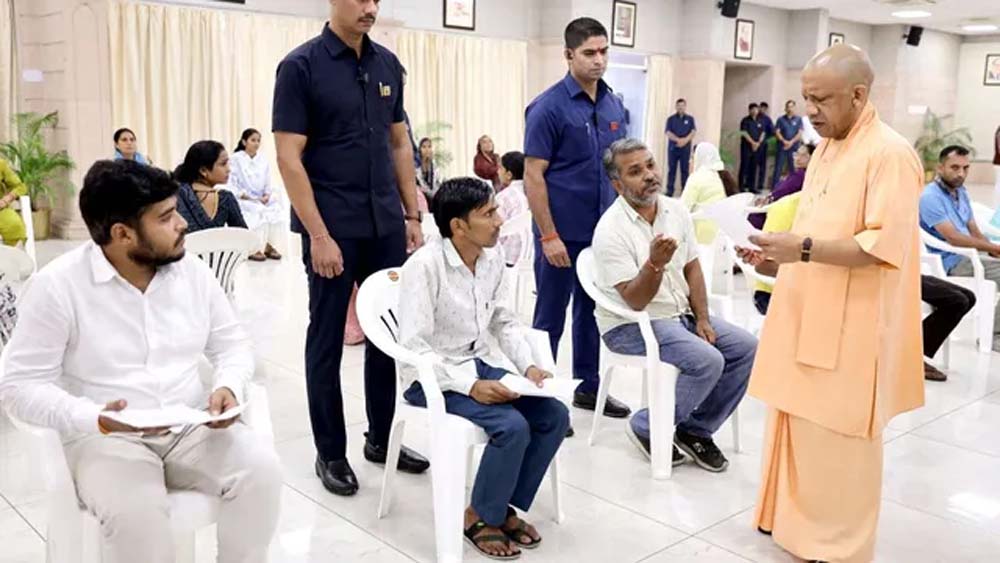 जनता दर्शन में बुजुर्ग की पीड़ा सुन भावुक हुए CM योगी, आरोपियों पर सख्त कार्रवाई के निर्देश