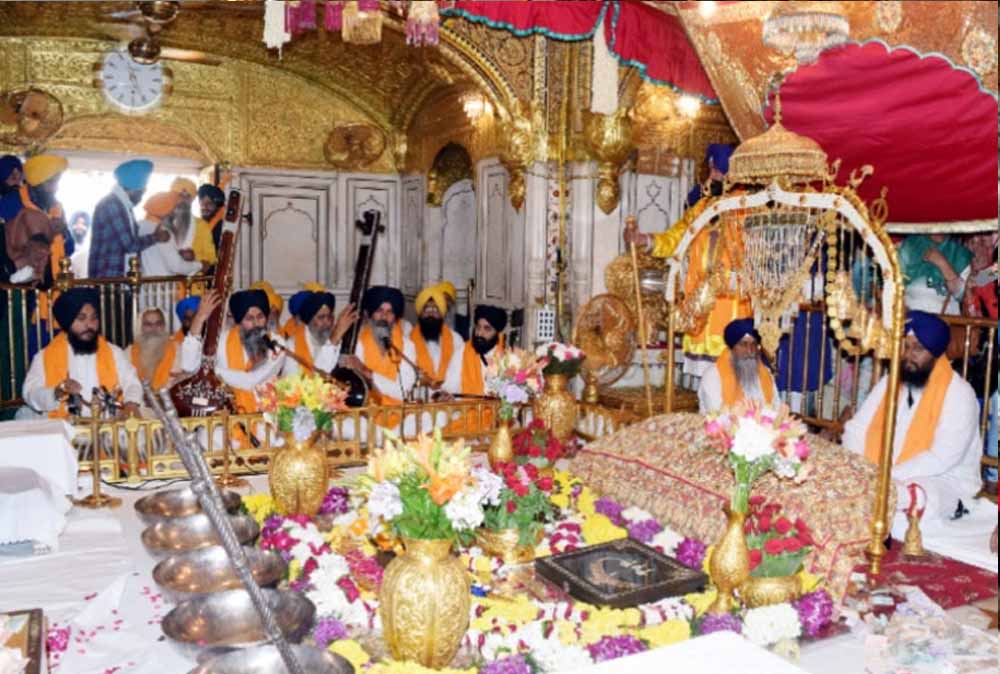 गोल्डन टेंपल में प्रकाश पर्व की धूम, हरिमंदिर साहिब में उमड़ा श्रद्धालुओं का सैलाब