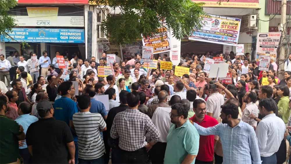 बैंक कर्मचारियों की हड़ताल से कामकाज ठप, ग्राहकों को हो रही भारी परेशानी