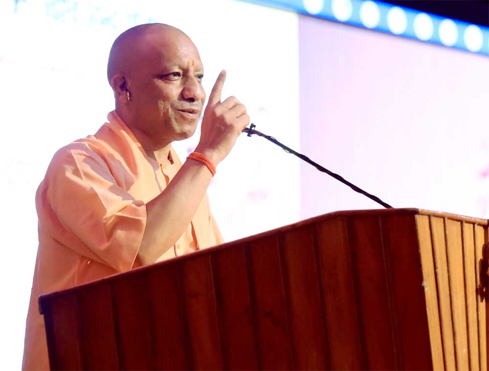 एक लाख विद्यार्थियों को सीएम योगी ने दी स्टडी टेबल, बच्चों ने निराले अंदाज में जताया आभार