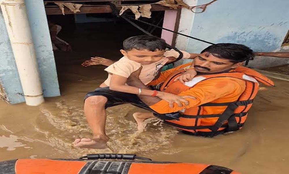 योगी सरकार का बाढ़ प्रभावितों के लिए राहत अभियान जारी: हर मोर्चे पर लगातार मुस्तैदी