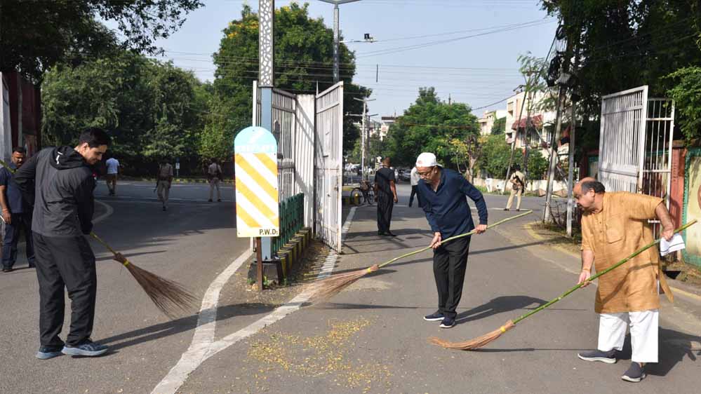 राज्यपाल डेका ने गांधी जयंती पर की साफ-सफाई